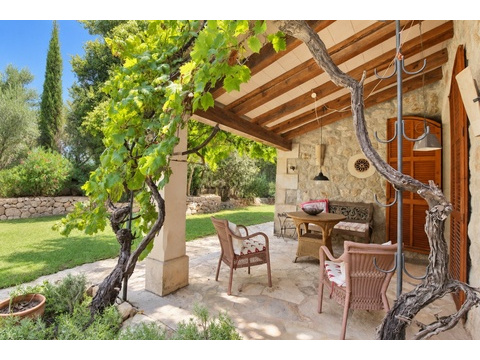 Schattige Pergola mit Holzbalkendecke und direktem Zugang zum Garten