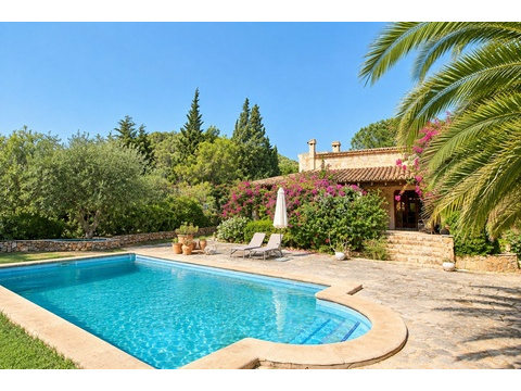 Swimmingpool und weitläufige Sonnenterrasse