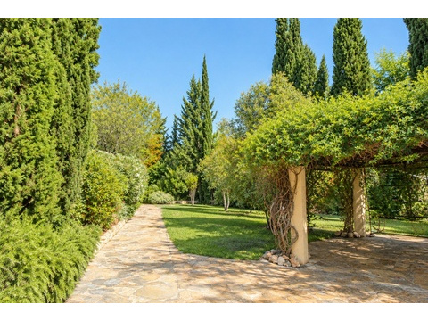 Parkähnlicher Privatgarten mit gepflastertem Wegenetz