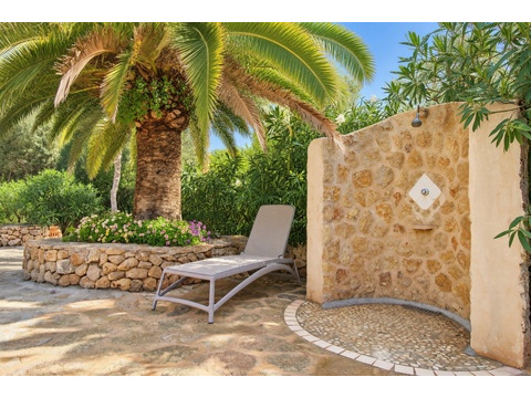 Outdoor-Dusche mit Natursteinwand