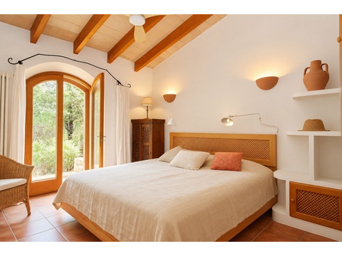 Hauptschlafzimmer mit Holzbalkendecke, Bogentüren zum Garten