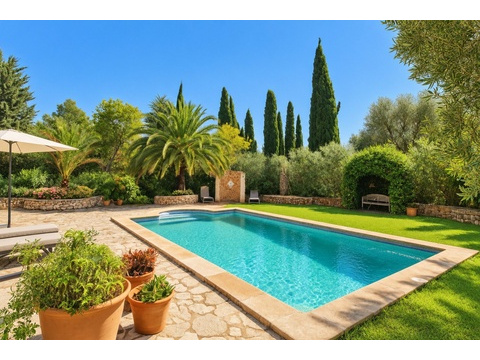 Paradiesischer Außenbereich mit Pool, Natursteinterrasse und mediterranem Garten