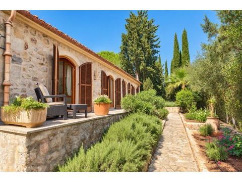 Terrassenfront mit Rundbogenöffnungen und direkter Gartenanbindung