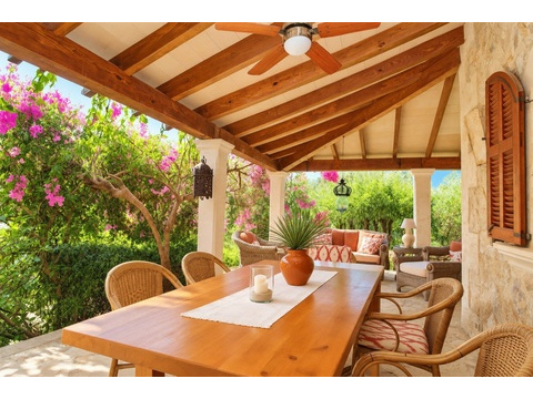 Überdachte Terrasse mit massiven Holzbalken, Deckenventilator und direktem Gartenanbindung