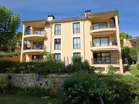 Modernes Mehrfamilienhaus mit ausgeprägter Balkonarchitektur und hochwertiger Fassadengestaltung