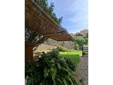 Schattenspendende Pergola mit integrierter Begrünung über dem Gartenbereich