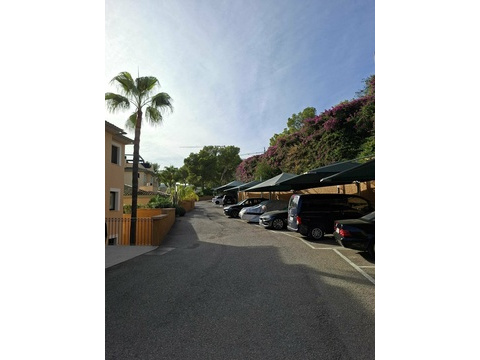 Überdachter Parkplatzbereich mit modernem Carport-System und gepflegter Zufahrt