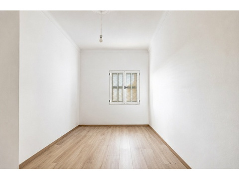Helles Zimmer mit Fenster und Jalousien - Licht und Privatsphäre im Einklang
