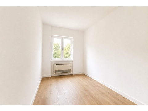 Helles Zimmer mit Fenster und Heizanlage - Natürliche Helligkeit und Wärmkomfort
