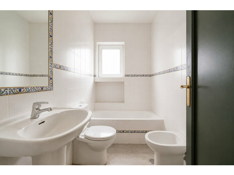 Badezimmer mit Wanne und separatem WC - Praktische Aufteilung für täglichen Komfort