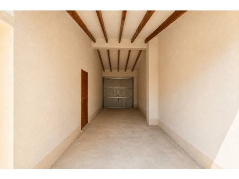 Garage mit Holzbalkendecke und direkter Zufahrt - Robuste Bausubstanz mit Charakter