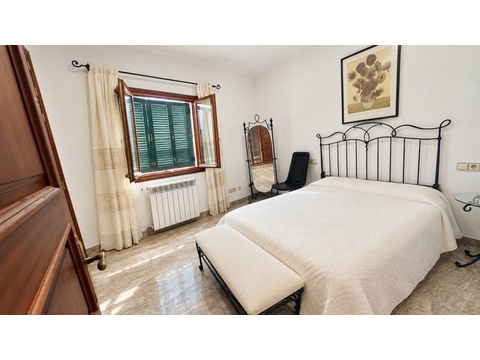 Helles Schlafzimmer mit großflächigen Fenstern und hochwertiger Heizanlage