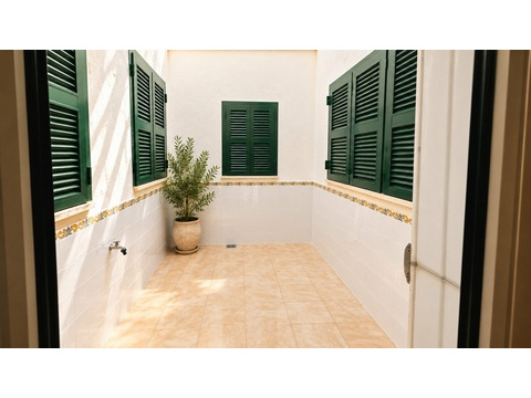 Innenhof mit authentischen Fensterläden und dekorativer Bordüre - Mediterranes Flair