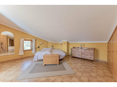 Großzügiges Hauptschlafzimmer mit Dachschräge und begehbarem Ankleidezimmer