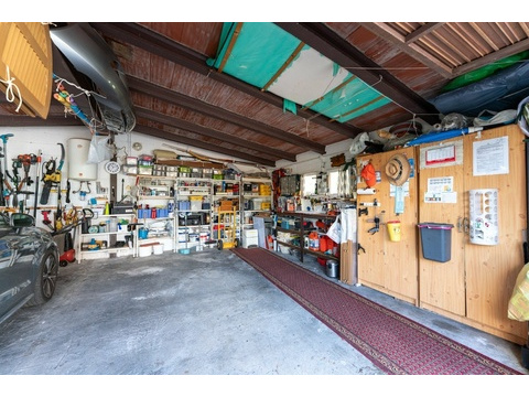 Funktionale Garage mit umfangreicher Stauraum-Infrastruktur und massiver Holzbalken-Konstruktion