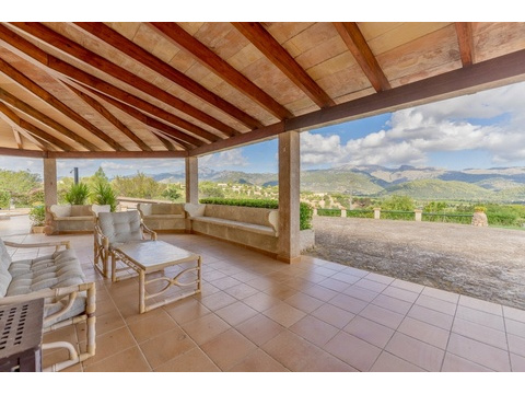 Überdachte Terrasse mit Panoramablick und massiven Holzbalken-Konstruktion