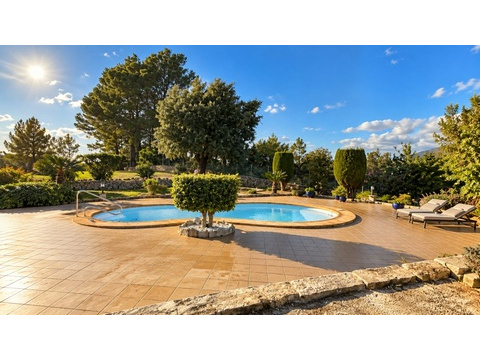 Poolanlage mit großzügiger Terrassenfläche und integriertem Entspannungsbereich