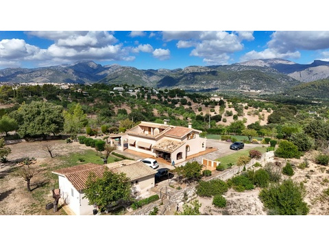 Luftaufnahme: Mediterrane Villa mit Pool, Carport und ausgedehntem Grundstück in idyllischer...