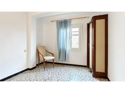 Helles Zimmer mit Fensteranbindung und praktischem Einbauschrank