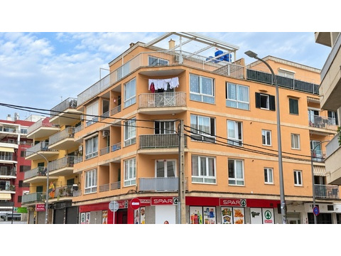 Balkonreiche Fassade mit vielfältigen Außenbereichen
