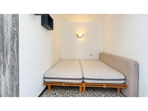 Kompaktes Gästezimmer mit praktischer Raumnutzung und moderner Ausstattung