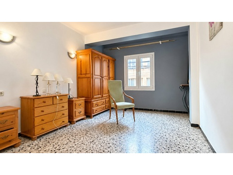 Helles Schlafzimmer mit Fensterfront und hochwertigen Einbauschränken