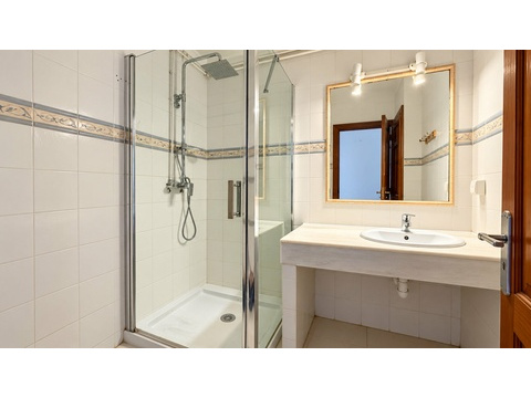 Modernes Badezimmer mit ebenerdiger Dusche und hochwertiger Ausstattung