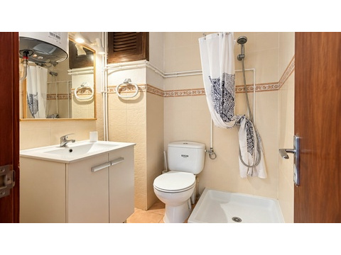Modernes Badezimmer mit separater Duschkabine und praktischem Stauraum