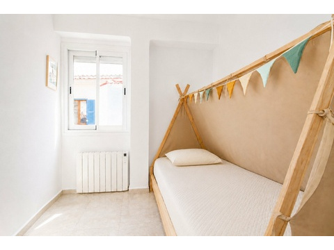 Kinderzimmer mit optimaler Wärmeregelung und hellen Fensterflächenlichtern