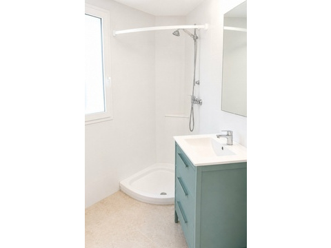 Modernes Badezimmer mit ebenerdiger Dusche und hochwertigem Sanitärkonzept