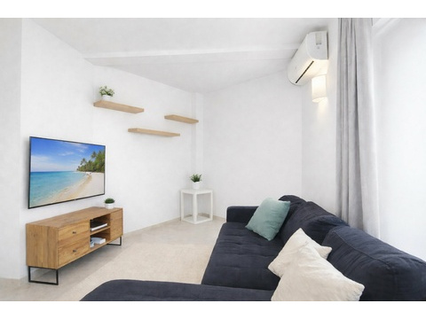 Modernes Wohnzimmer mit Klimaanlage und durchdachtem Raumkonzept