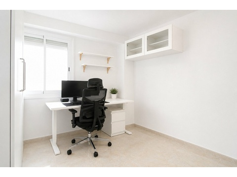Modernes Arbeitszimmer mit optimaler Lichtzufuhr und praktischer Raumaufteilung