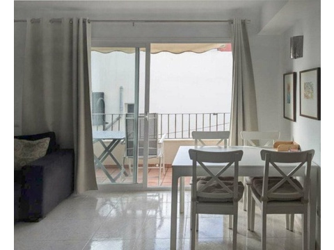 Wohn- und Essbereich mit großflächigen Glasschiebetüren und Meerblick-Terrasse