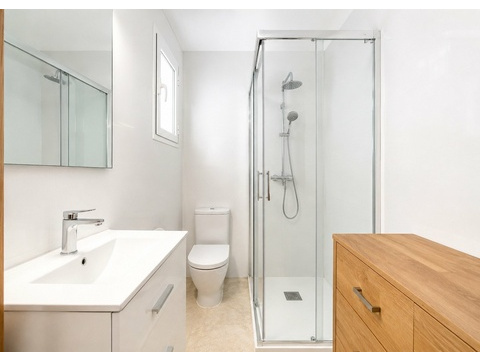 Modernes Badezimmer mit begehbarer Dusche und hochwertiger Ausstattung