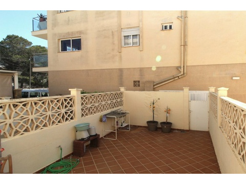 Terrassenfläche mit praktischem Stauraum und hochwertigen Sichtschutzpaneelen