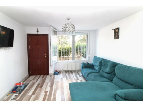 Helles Wohnzimmer mit direktem Balkonzugang und moderner Ausstattung