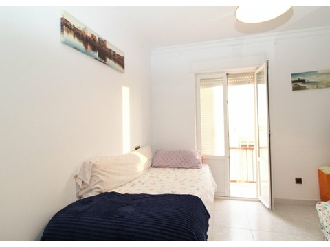 Helles Schlafzimmer mit Balkonzugang und hochwertiger Ausstattung