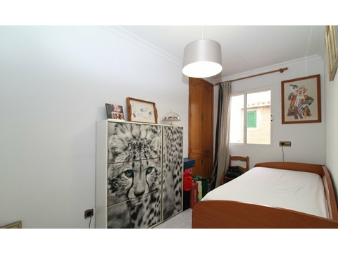 Schlafzimmer mit optimaler Belichtung und praktischem Stauraum