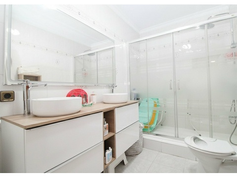 Modernes Badezimmer mit begehbarer Dusche und doppeltem Waschtisch
