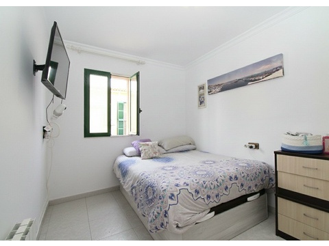 Helles Schlafzimmer mit Fensterfront und praktischer Raumaufteilung