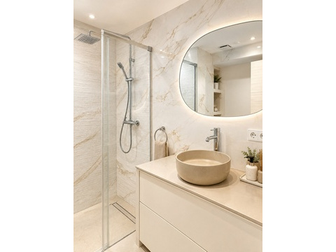 Modernes Badezimmer mit begehbarer Dusche und integriertem Stauraum
