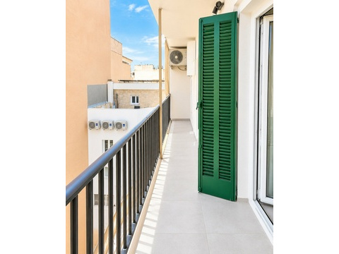 Balkon mit praktischer Stauraum-Lösung und optimaler Klimatisierung