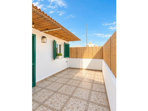 Sonnige Terrasse mit Pergola und privater Gartengestaltung