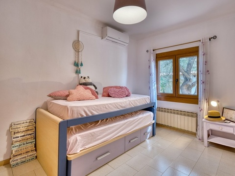 Kinderzimmer mit praktischer Hochbettanlage, Stauraum und Zugang zur Terrasse