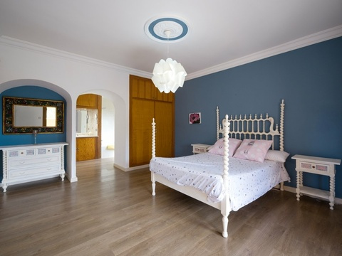 Geräumiges Hauptschlafzimmer mit eleganter Raumaufteilung und großflächigen Fensterpartien