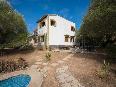 Mediterrane Fassade mit charaktervollem Bogenwerk und weitläufigem Außenbereich
