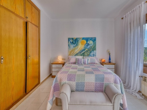 Helles Schlafzimmer mit praktischer Schrankwand, Fensterfront und wohlproportioniertem Raumangebot