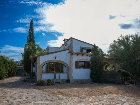 Mediterrane Architektur mit eleganten Rundbogenelementen und weitläufiger Außenanlage