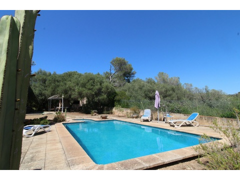 Erfrischungsoase mit sonniger Poolterrasse und malerischem Landschaftsblick