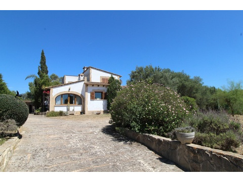 Charaktervolles Anwesen mit mediterraner Architektur und privater Zufahrt durch etablierten...